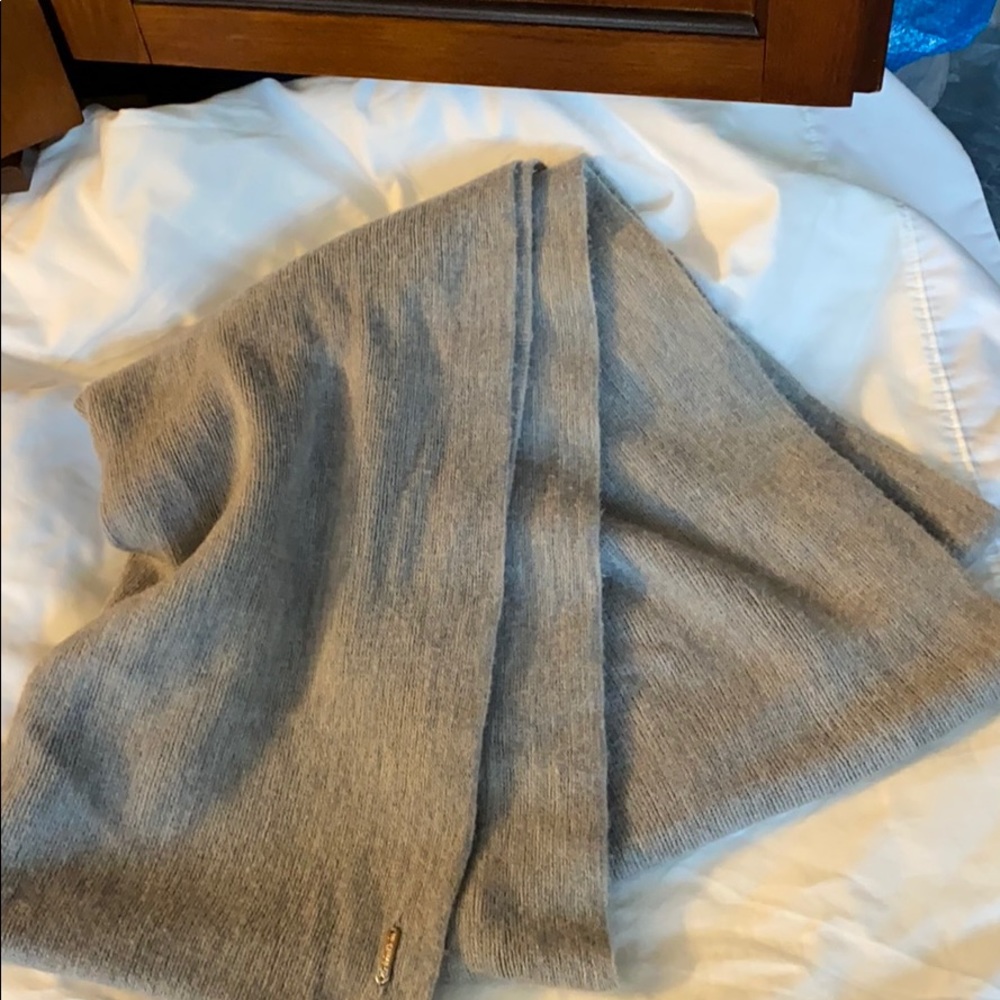 CK Gray Infinity Scarf                     8-18RUM
